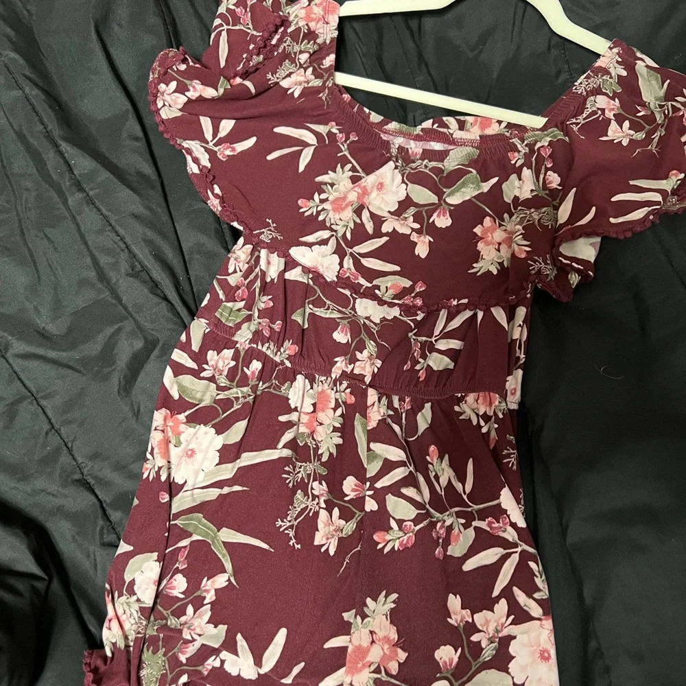Burgundy and pink floral off the shoulder romper 😍 - Picture 3 of 4